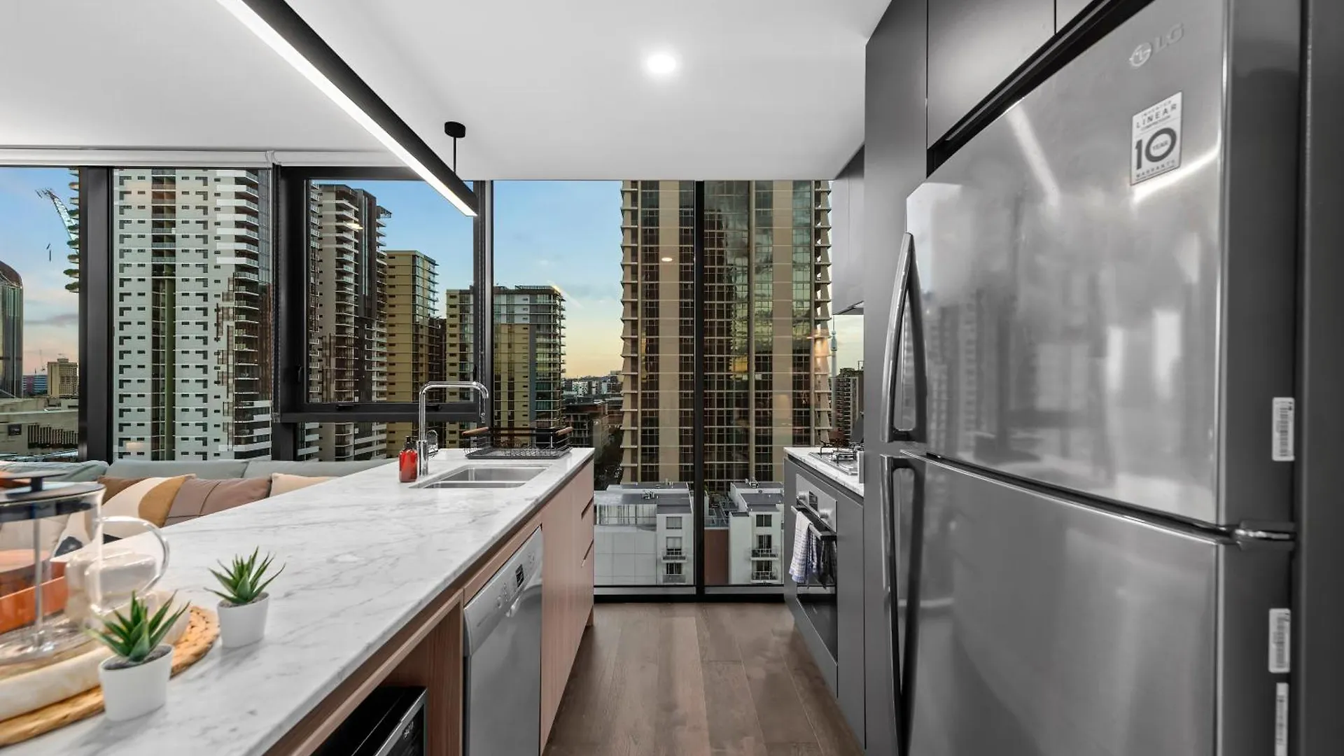 Lägenhet Bright And Modern Apt With Balcony, King Bed And Parking Brisbane