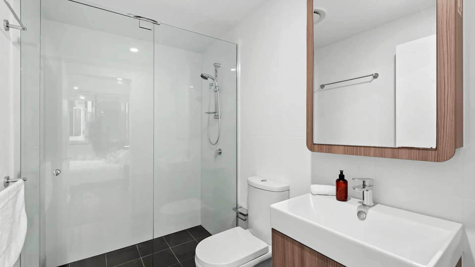 Lägenhet Bright And Modern Apt With Balcony, King Bed And Parking Brisbane Australien