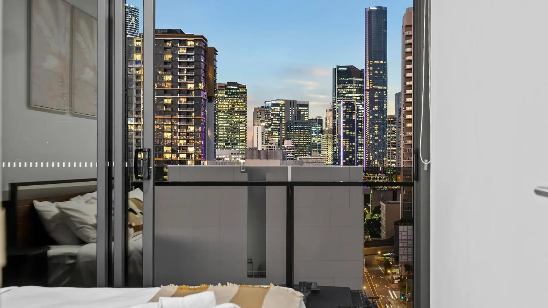 Bright And Modern Apt With Balcony, King Bed And Parking Brisbane Lägenhet