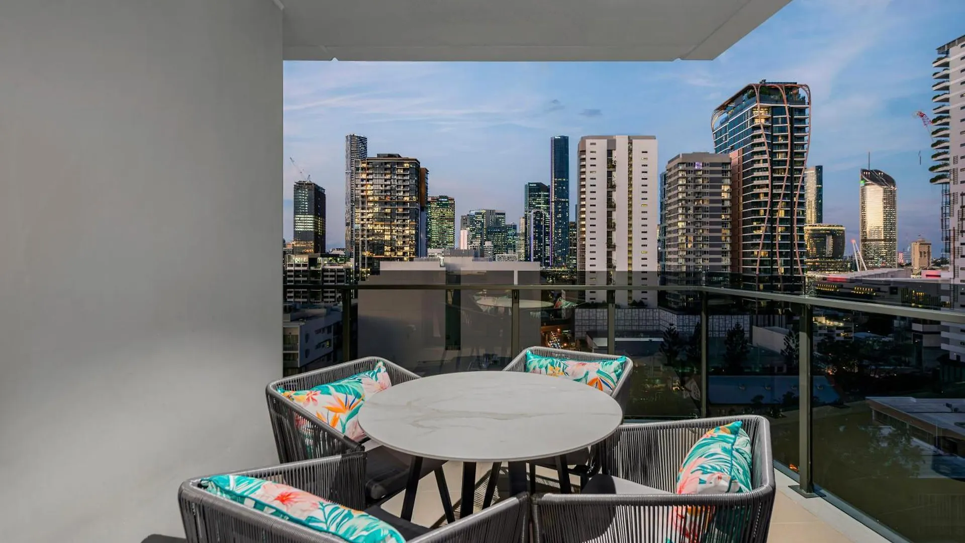 Lägenhet Bright And Modern Apt With Balcony, King Bed And Parking Brisbane