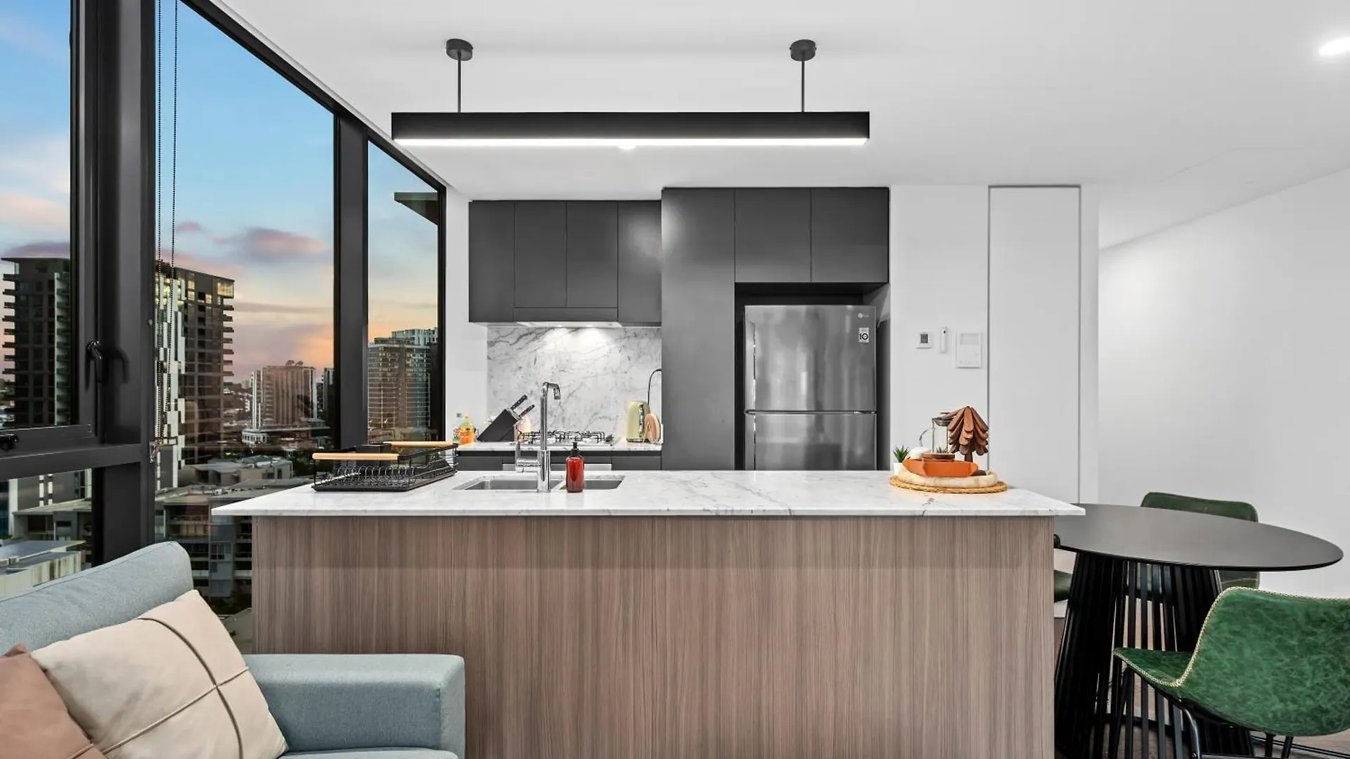 Bright And Modern Apt With Balcony, King Bed And Parking Brisbane 0*,  Australien